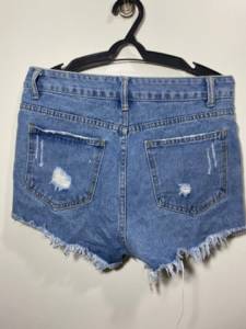 Shorts Jeans, Modelo Distroyed, Tamanho 38