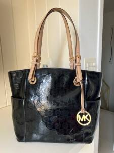 Perfeita ? Bolsa Michael Kors Verniz Preta