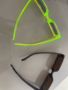 Vendo 2 Oculos Estiloso