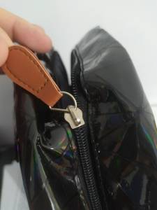 Mochila Holografica Preta Lisa Ou Detalhes Triangulares Nova