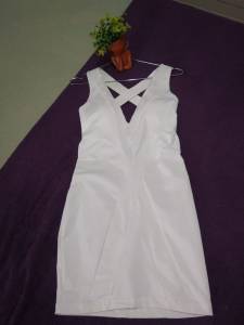 Vestido Tubinho Branco Com Decote Em v Na Parte De Trs