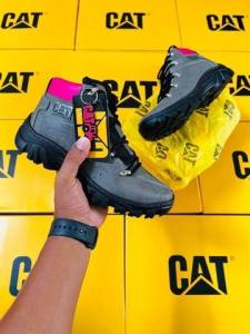 Bota Cat Nova Cinza E Rosa