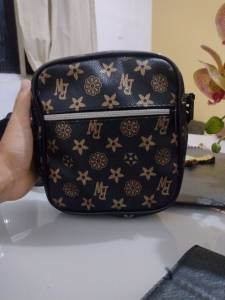 Vendo Bolsa Da Balmain Preta Com Detalhes Dourados!!