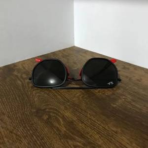 culos De Sol Da Ray-ban Preto E Vermelho. Novo.