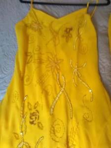 Vestido Amarelo De Festa Com Echarpe