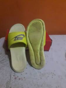 Chinelo Nike.