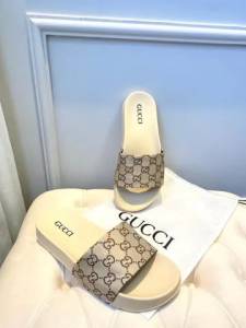 Chinelo Gucci R$ 75