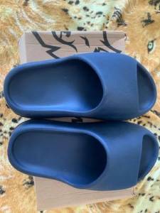 Sandlia Yeezy Azul Marinho 50,00