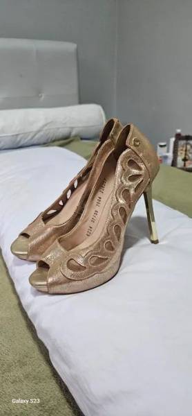 Scarpin Da Carmen Steffens Dourado