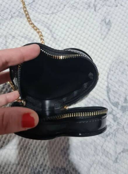 Bolsa De Corao Preta Com Corrente Dourada