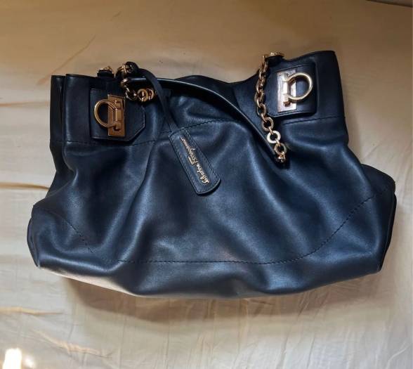 Bolsa Salvatore Ferragamo Gancini Chain Preta