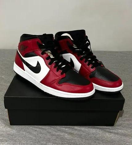 Air Jordan 1 Mid Chicago