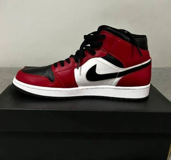 Air Jordan 1 Mid Chicago